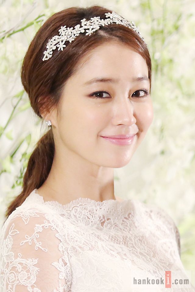 Beautiful Lee Min Jung and Byung Hun at their wedding