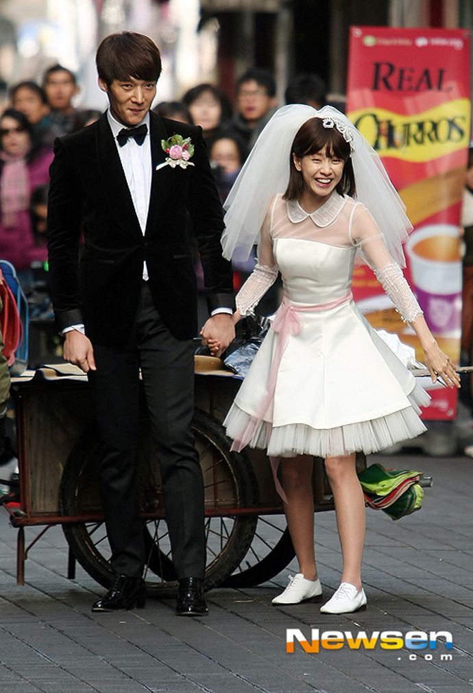 More BTS Photos Of Choi Jin Hyuk & Song Ji Hyo’s Wedding Sprint For