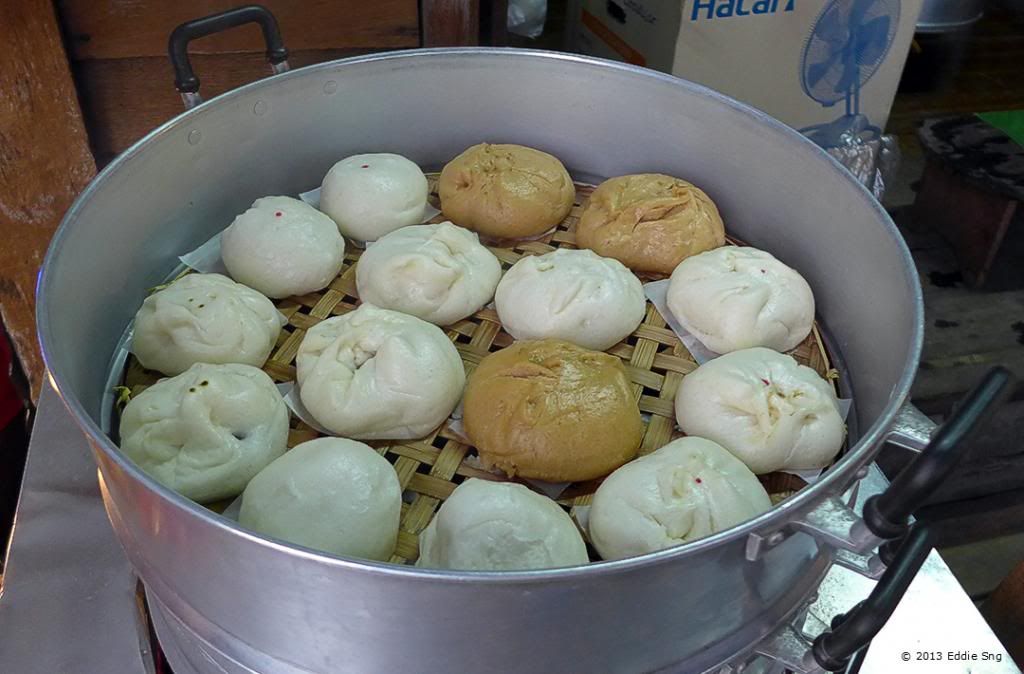 Steam buns at Amphawa Floating market photo AmphawaFloatingMarket17.jpg