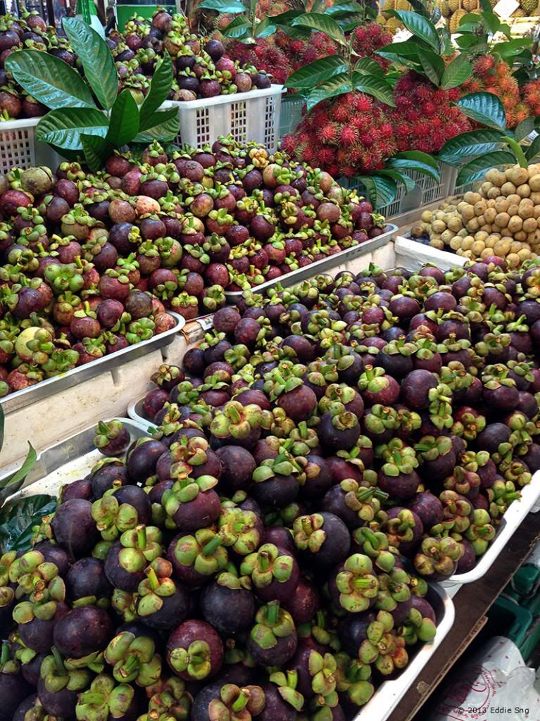 Mangosteens in OrTorKor BKK photo OrTorKorMarketMangosteens02.jpg