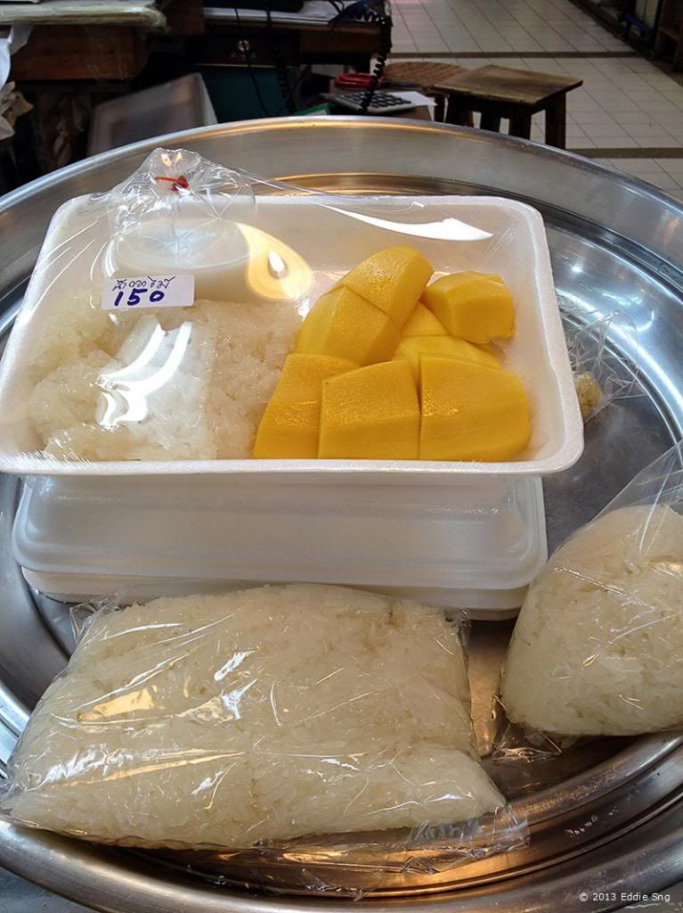 Mango Sticky Rice in OrTorKor BKK photo OrTorKorMarketThaiMangoampStickyRice01.jpg